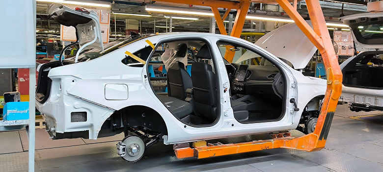 Производство Lada Vesta возобновилось: АвтоВАЗ собирает машины в топовом исполнении (фото и видео с завода)