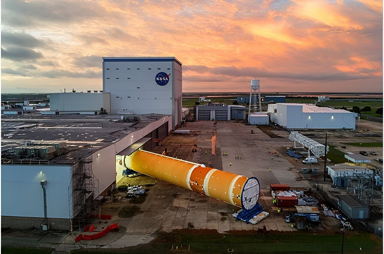Ключевой компонент ракеты NASA SLS для миссии Artemis II отправляется в Космический центр Кеннеди