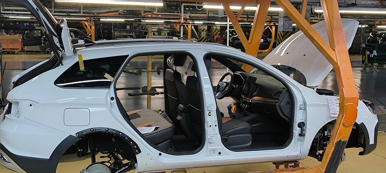 Производство Lada Vesta возобновилось: АвтоВАЗ собирает машины в топовом исполнении (фото и видео с завода)