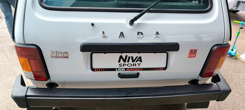 Оригинальная калибровка двигателя, усиленный задний мост, задние дисковые тормоза. Новые фото Lada Niva Sport c мотором 122 л.с.