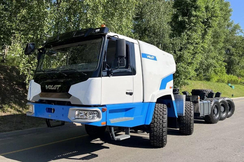 Специально для «Газпрома» в Белоруссии сделали шасси МЗКТ грузоподъёмностью 100 тонн. Все десять колёс машины — поворотные