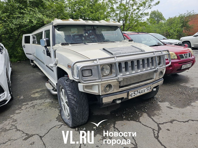 В России лимузин Hummer признали «незаконной постройкой». Как его будут эвакуировать, непонятно