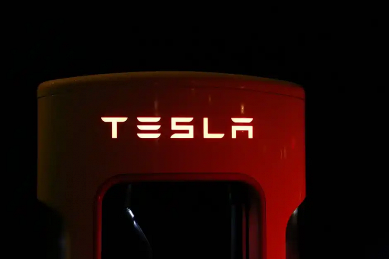 Tesla уступает конкурентам и до сих пор не может достичь «детской мощности» зарядки 350 кВт, обозначенной Илоном Маском в 2016 году