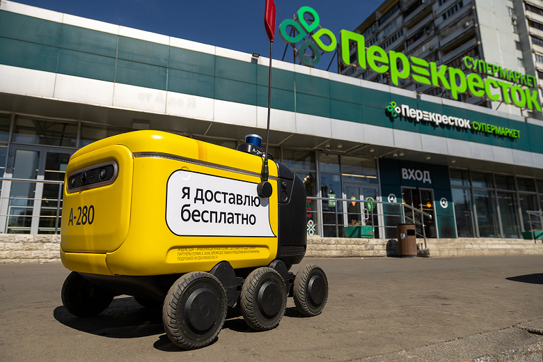 Роботы-курьеры Яндекса начали доставлять заказы из «Пятёрочки» и «Перекрёстка» – бесплатно