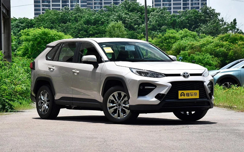 Тот же Toyota RAV4, но только для Китая. В Россию привезли новые Toyota Wildlander — и чисто бензиновые, и гибриды