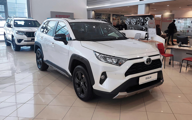 Новые Toyota RAV4 везут в Россию из Казахстана. Полноприводный кроссовер с двухлетней гарантией — 4,Seventy 9 млн рублей