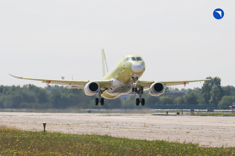 Самолёт SJ-100 получил импортозамещённый пассажирский салон: теперь у него российские багажные полки, туалеты и кухня