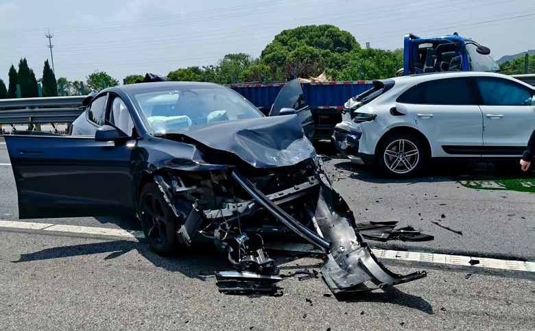 «Разработаны, чтобы быть самыми безопасными автомобилями на дороге». Водитель Tesla Model Y, уничтоженной грузовиком, остался цел и невредим