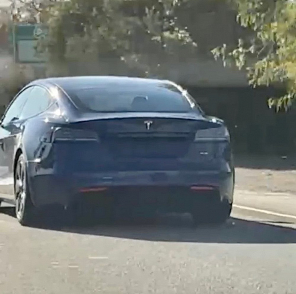 Прототип нового Tesla Model S замечен на дорогах — с изменившимися портом зарядки и задними фонарями