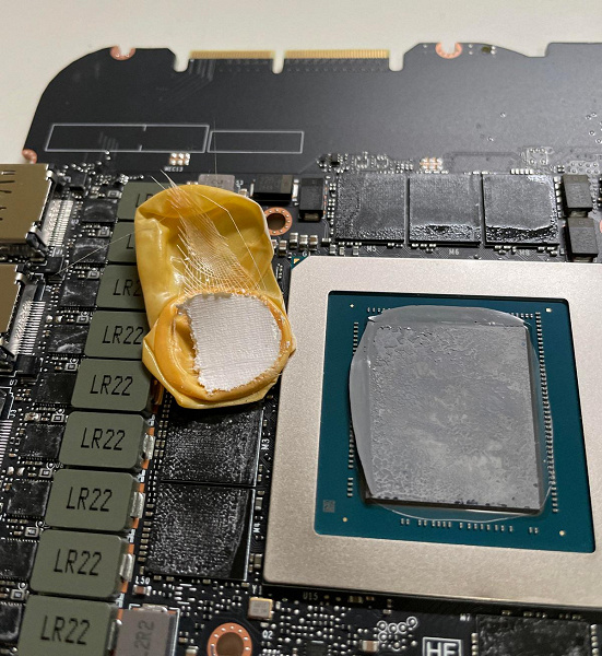 Пользователь разобрал свою GeForce RTX 3090 и обнаружил внутри лишний предмет