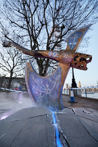 В центре Лондона появился гигантский «Левиафан»