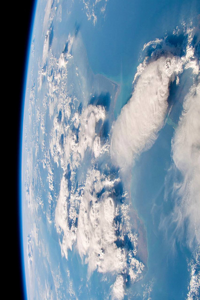 Хоть сейчас на обои смартфона: Роскосмос опубликовал «фантастическую» подборку фото с борта МКС