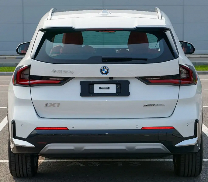 Новый BMW iX1 eDrive25L выйдет в мае: появились живые фото и цена