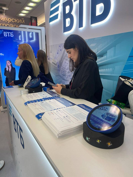 Первый в России: ВТБ представил платежный терминал «Нейроколобок» с цифровым помощником