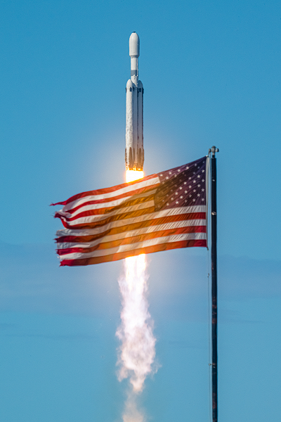 Илон Маск опубликовал редчайшее видео: два ускорителя сверхтяжёлой ракеты Falcon Heavy возвращаются на Землю