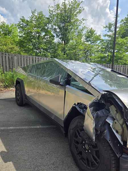 Новый Tesla Cybertruck врезался в дом, не реагируя на педали. Ремонт оценили в $30 000, детали ждать до года