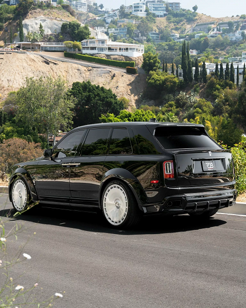 Представлен новый Rolls-Royce Cullinan Black Badge с деталями из углеродного волокна