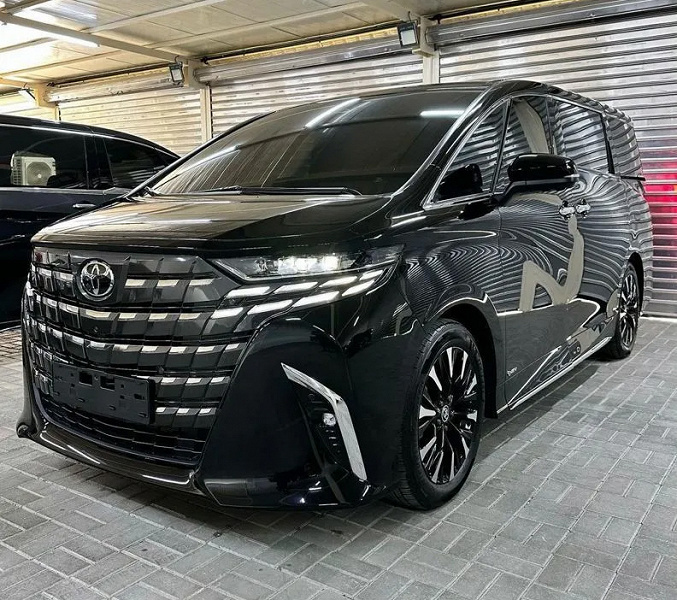 В Россию приехали минивэны Toyota Alphard 2024 — их поставляют из Южной Кореи