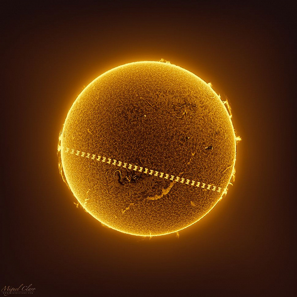 Фотограф сделал завораживающий снимок МКС на фоне Солнца