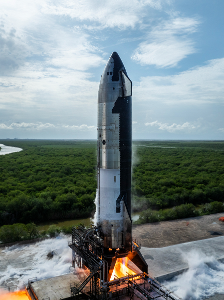 SpaceX запускает двигатели космического корабля Starship перед пятым испытательным полетом: фото и видео