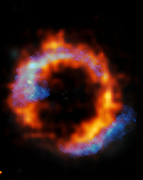 Гиперяркая инфракрасная галактика PJ0116-24, превосходящая Млечный Путь в 10 000 раз, бросает вызов теории слияний, проливая свет на формирование и эволюцию галактик